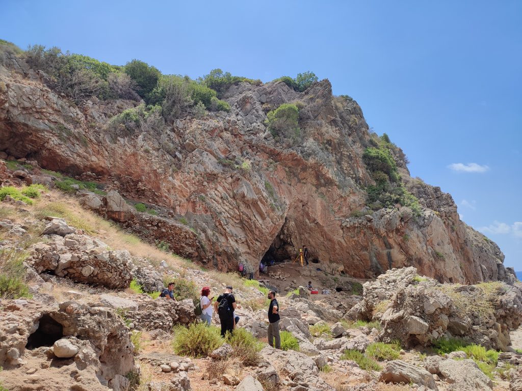 T. C. Kültür ve Turizm Bakanlığı Kültür Varlıkları ve Müzeler Genel Müdürlüğü
Kazılar Şubesi Müdürü Nihal Metin ve Kazılar Şube Müdürlüğü Uzman
Arkeolog Ahmet Erzurumlu, kazı evimizi ve Üçağızll II Mağarası'nı ziyaret
etmişlerdir. Kendilerine ziyaretleri için çok teşekkür ederiz