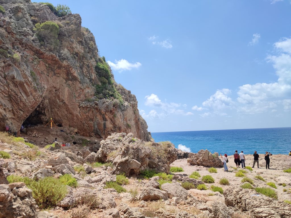 T. C. Kültür ve Turizm Bakanlığı Kültür Varlıkları ve Müzeler Genel Müdürlüğü
Kazılar Şubesi Müdürü Nihal Metin ve Kazılar Şube Müdürlüğü Uzman
Arkeolog Ahmet Erzurumlu, kazı evimizi ve Üçağızll II Mağarası'nı ziyaret
etmişlerdir. Kendilerine ziyaretleri için çok teşekkür ederiz